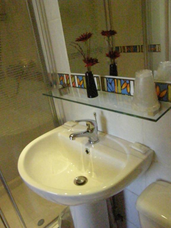 Leonardos Guest House Суонси Номер фото